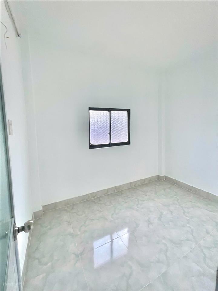 Nhà xây mới 4x7 1 trệt 1 lầu 2 phòng có ban công gần metro quận 12 giá 1 tỉ 230 còn bớt chính chủ