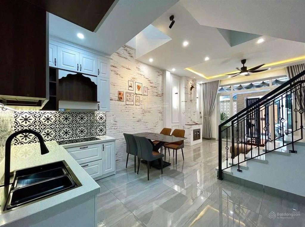 Bán gấp nhà 1 lầu 6x20, giá 800 triệu. ngay chợ đệm, đang cho thuê 20 triệu/tháng