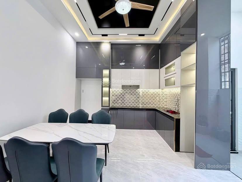 Nhà 5,2x18, 1 trệt 1 lầu. giá 1tỷ, kế bên chợ hưng long, bình chánh