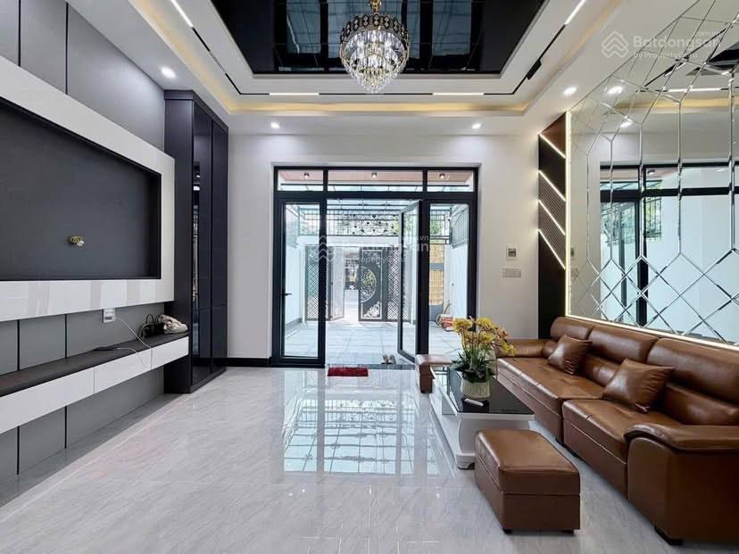 Nhà 5,2x18, 1 trệt 1 lầu. giá 1tỷ, kế bên chợ hưng long, bình chánh