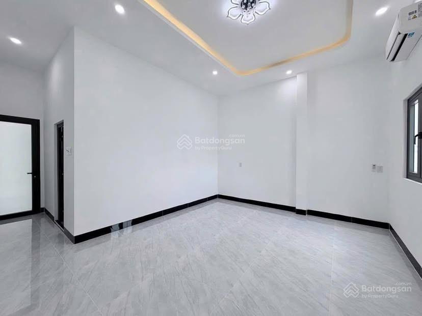 Nhà 5,2x18, 1 trệt 1 lầu. giá 1tỷ, kế bên chợ hưng long, bình chánh