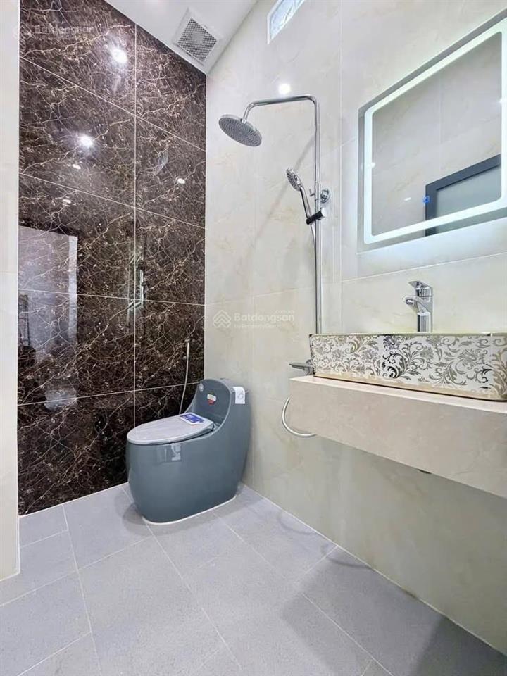 Nhà 5,2x18, 1 trệt 1 lầu. giá 1tỷ, kế bên chợ hưng long, bình chánh