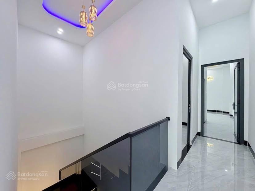 Nhà 5,2x18, 1 trệt 1 lầu. giá 1tỷ, kế bên chợ hưng long, bình chánh