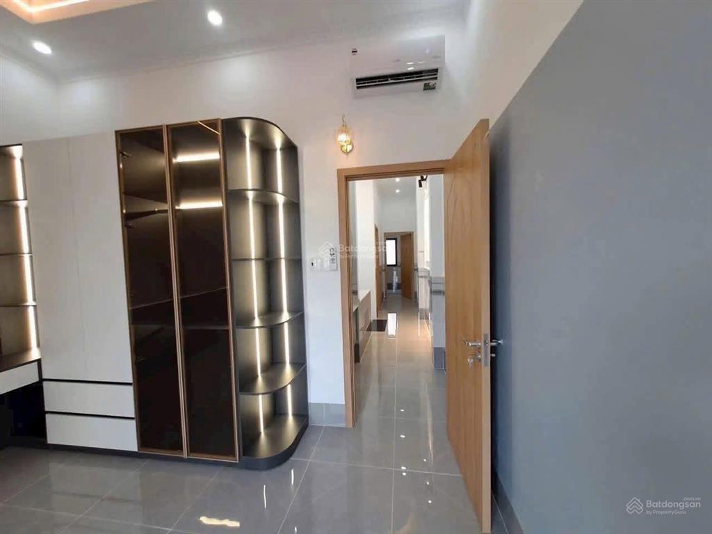 Bán gấp nhà 1 lầu 8x20m, nằm ngay chợ bờ ngựa. giá 920 triệu, đang cho thuê 28 triệu/tháng