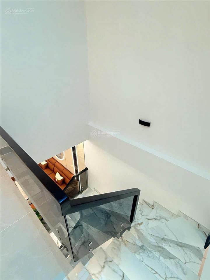 Bán gấp nhà 1 lầu 8x20m, nằm ngay chợ bờ ngựa. giá 920 triệu, đang cho thuê 28 triệu/tháng