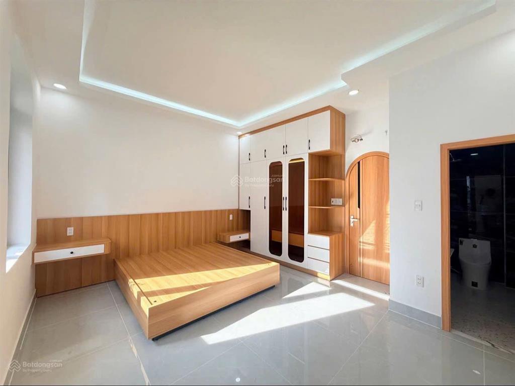 Bán gấp nhà 1 lầu 8x20m, nằm ngay chợ bờ ngựa. giá 920 triệu, đang cho thuê 28 triệu/tháng
