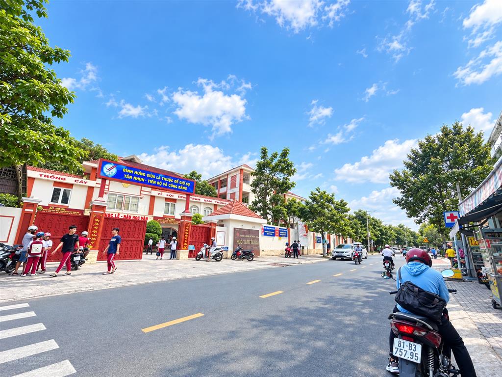 Hệ số cao! góc 2mt 10x17 đ. hồ bá phấn, cách ga metro 500m ngay trường ngô thời nhiệm phướng long a