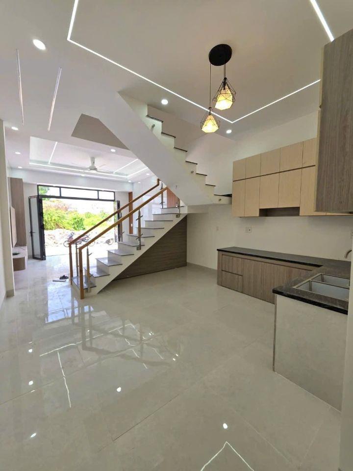 Nhà sr hoàn công 2.99 tỷ _1 lầu 1 trệt _64 m2, đường 6 m