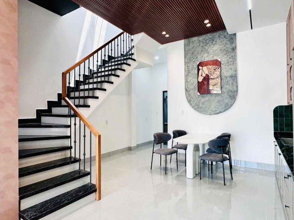 Nhà 1 lầu 1 trệt sr hoàn công 4.25 tỷ_90m2_ sân ô tô 7 chỗ