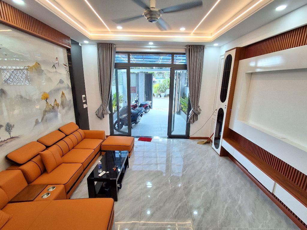 Nhà 2 lầu 1 trệt mới  xây ,đường 8m 5.2 tỷ_100m2
