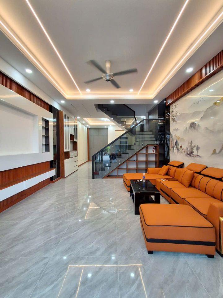 Nhà 2 lầu 1 trệt mới  xây ,đường 8m 5.2 tỷ_100m2