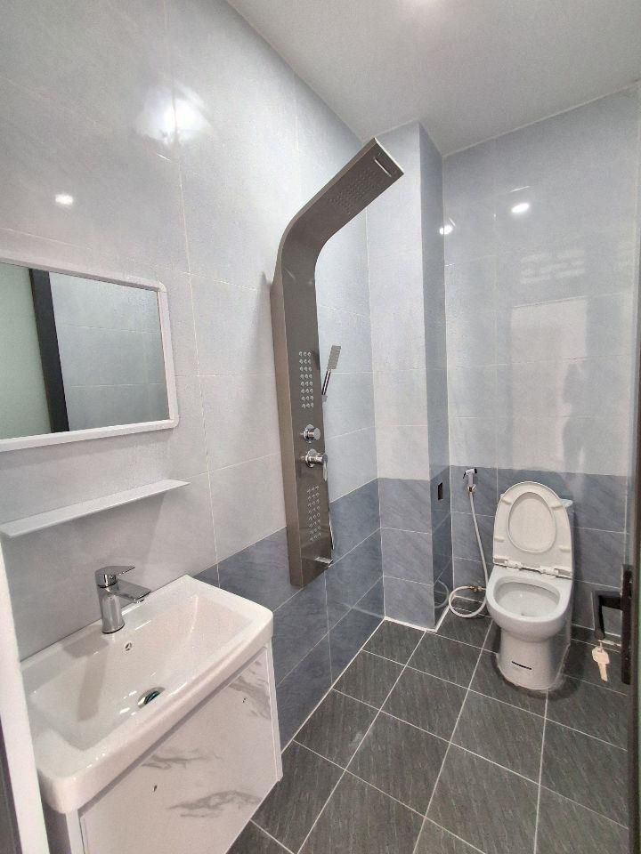 Nhà 2 lầu 1 trệt mới  xây ,đường 8m 5.2 tỷ_100m2