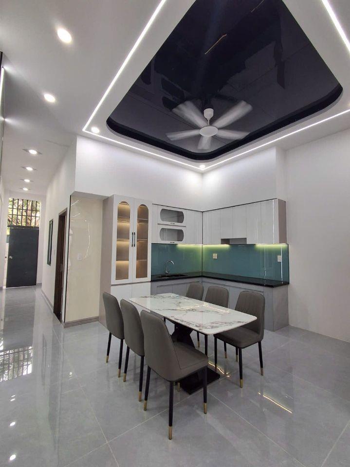 Nhà sr hoàn công mới xây 2 lầu 1 trệt 5.5 tỷ _90 m2_đường 8m thông 