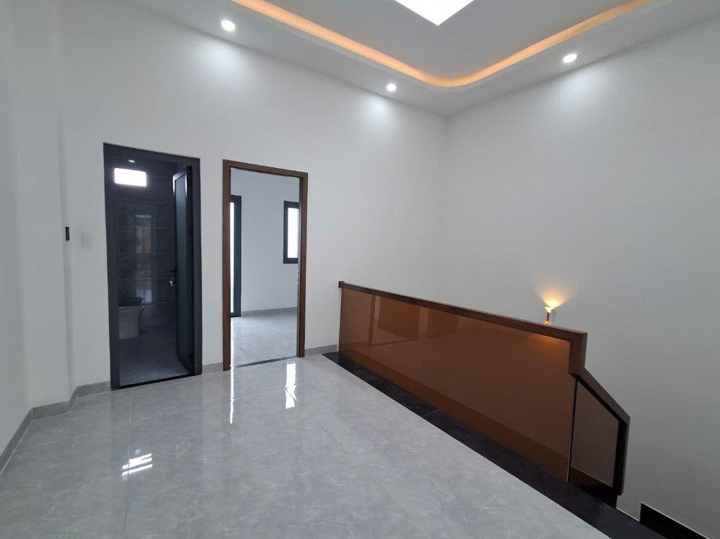 Nhà sr hoàn công mới xây 2 lầu 1 trệt 5.5 tỷ _90 m2_đường 8m thông 