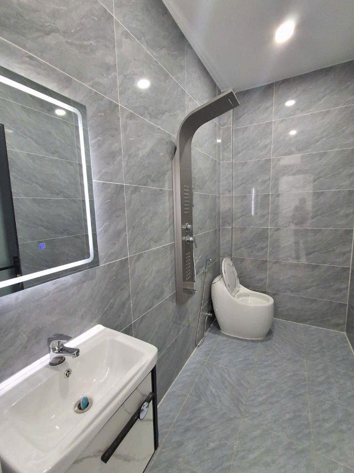 Nhà sr hoàn công mới xây 2 lầu 1 trệt 5.5 tỷ _90 m2_đường 8m thông 