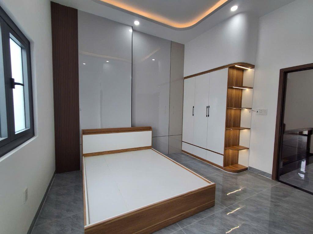 Nhà sr hoàn công mới xây 2 lầu 1 trệt 5.5 tỷ _90 m2_đường 8m thông 