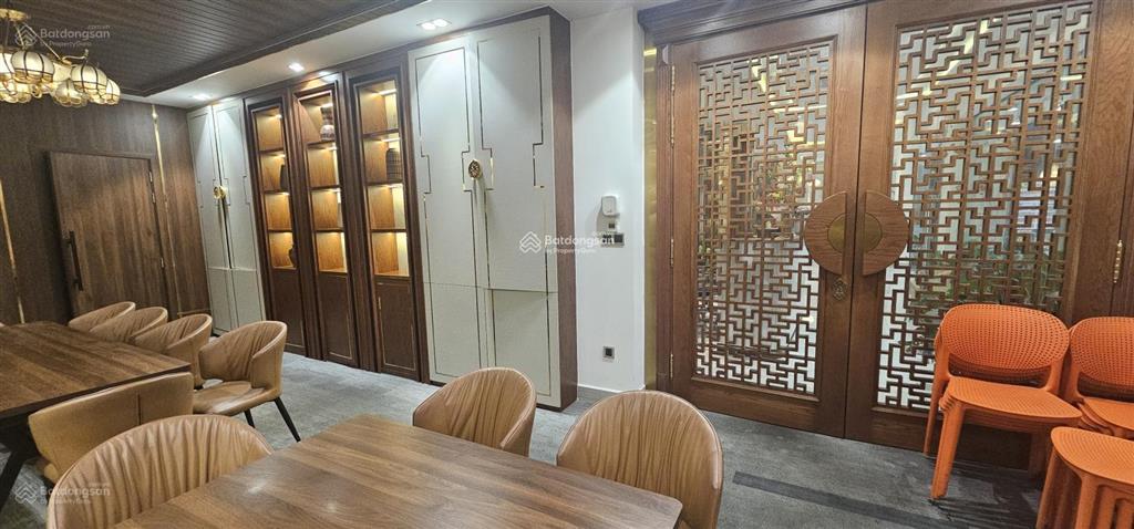 Cho thuê nguyên sàn tầng 2, diện tích 328 m2 thích hợp coffee, nhà hàng, spa, vp cao cấp giá tốt