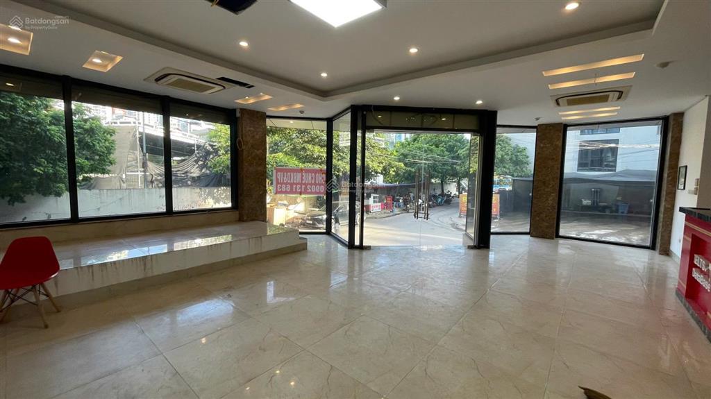 Cho thuê mặt bằng kinh doanh tốt tầng 1 ngã 3 vỉa hè rộng oto đỗ cửa thoải mái ô góc view đẹp