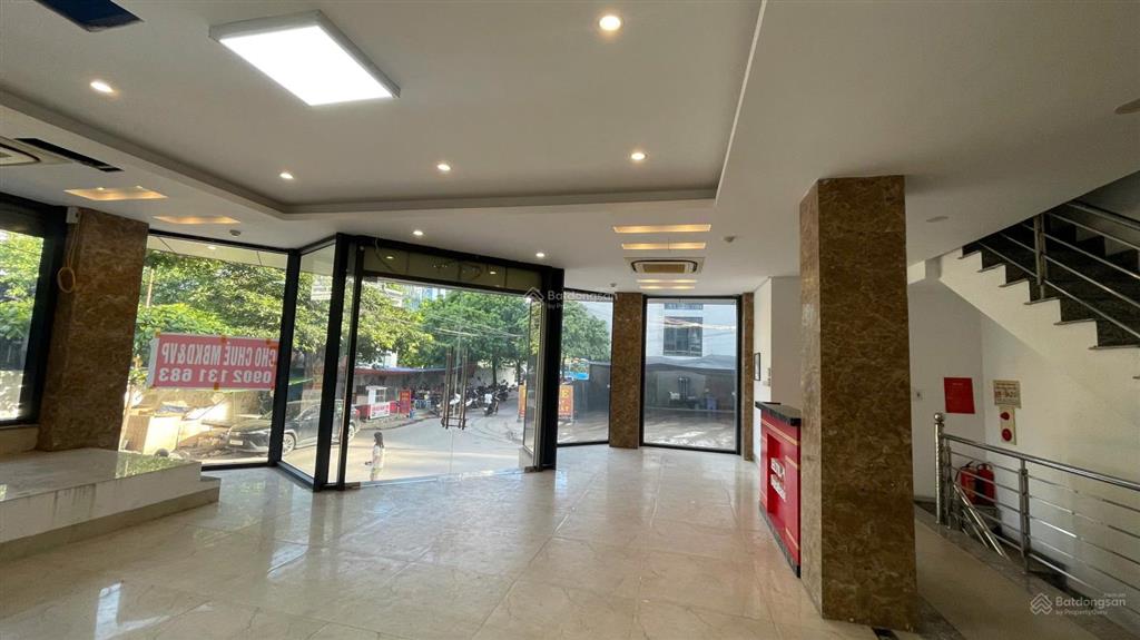 Cho thuê mặt bằng kinh doanh tốt tầng 1 ngã 3 vỉa hè rộng oto đỗ cửa thoải mái ô góc view đẹp