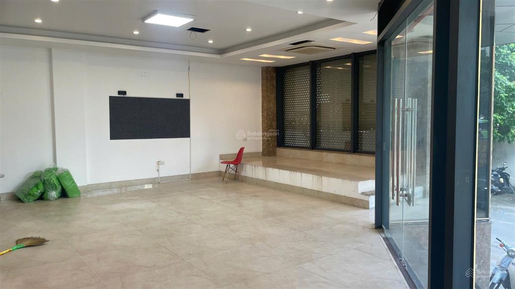 Mặt bằng kinh doanh vị trí đẹp vào ngay kinh doanh tốt, ô góc view khu vực đông sinh viên và dân cư