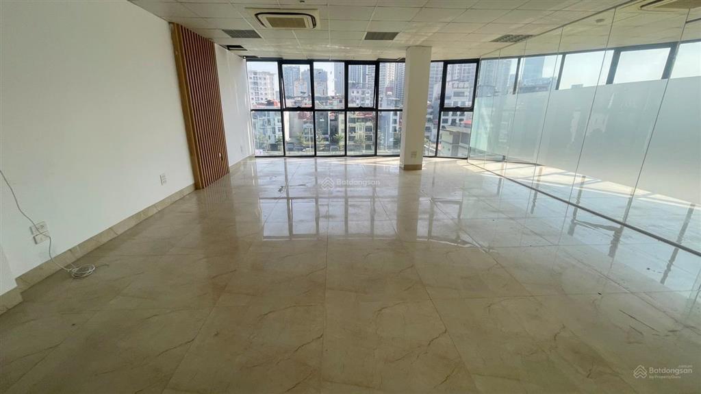 Chính chủ cho thuê văn phòng ô góc ô tô đỗ thoải mái đường nguyễn hoàng giá rẻ vào ngay