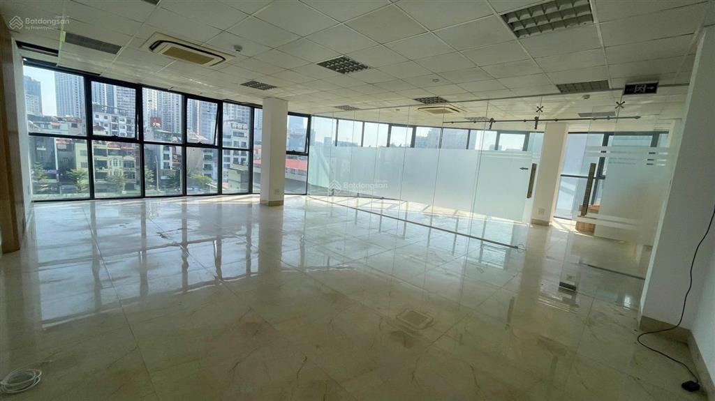 Chính chủ cho thuê văn phòng ô góc ô tô đỗ thoải mái đường nguyễn hoàng giá rẻ vào ngay