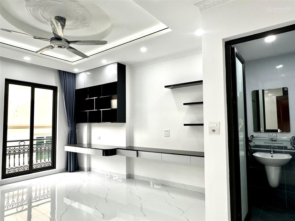 Nhà lô góc la khê hà đông 50m2 * 6 tầng  thang máy mới king koong chỉ việc vào ở.