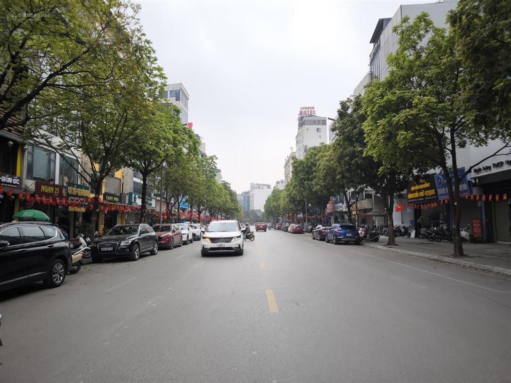 Bán khách sạn 5* nguyễn hoàng 252m2  10t  mt 30m  180 tỷ lô góc dt 500tr/th htr banks 0915 121 ***