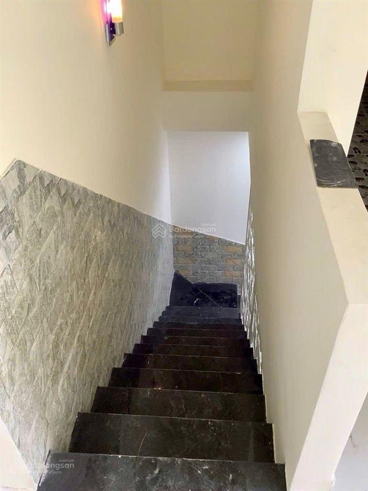 Ngay tỉnh lộ 10  2 tầng  hiếm 5.2x10m  2 pn  hẻm 5m  cách mt 10m.