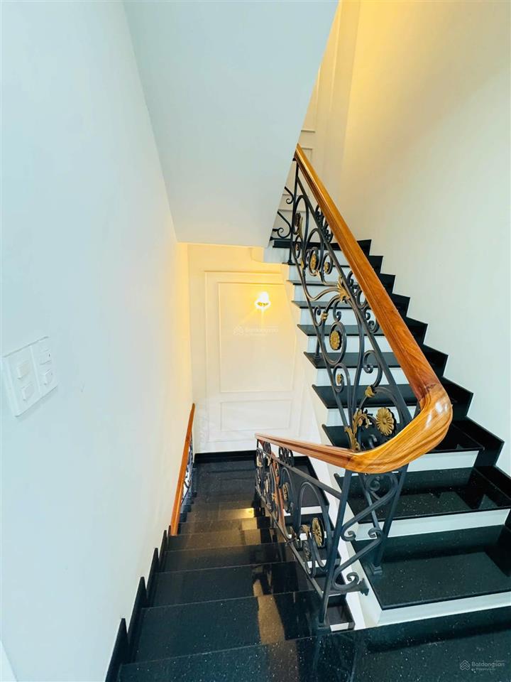 Vị trí đẹp, nhà 4 tầng  hẻm 6m, man thiện, quận 9