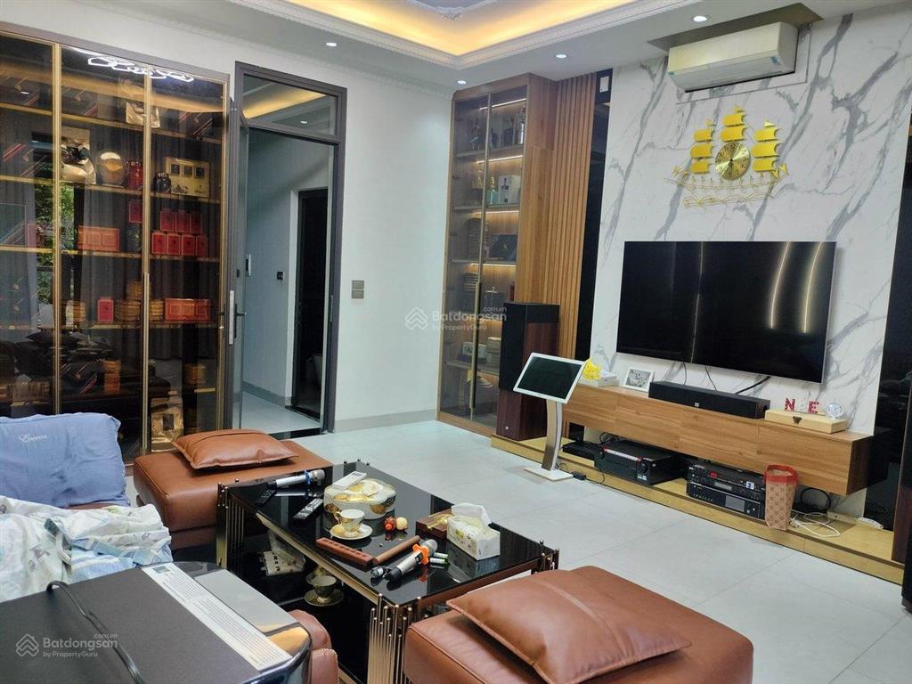 Hiếm!!! chính chủ bán nhà phố lạc long quân, gần hồ tây
100m 6 tầng thang máy ô tô vào nhà.
