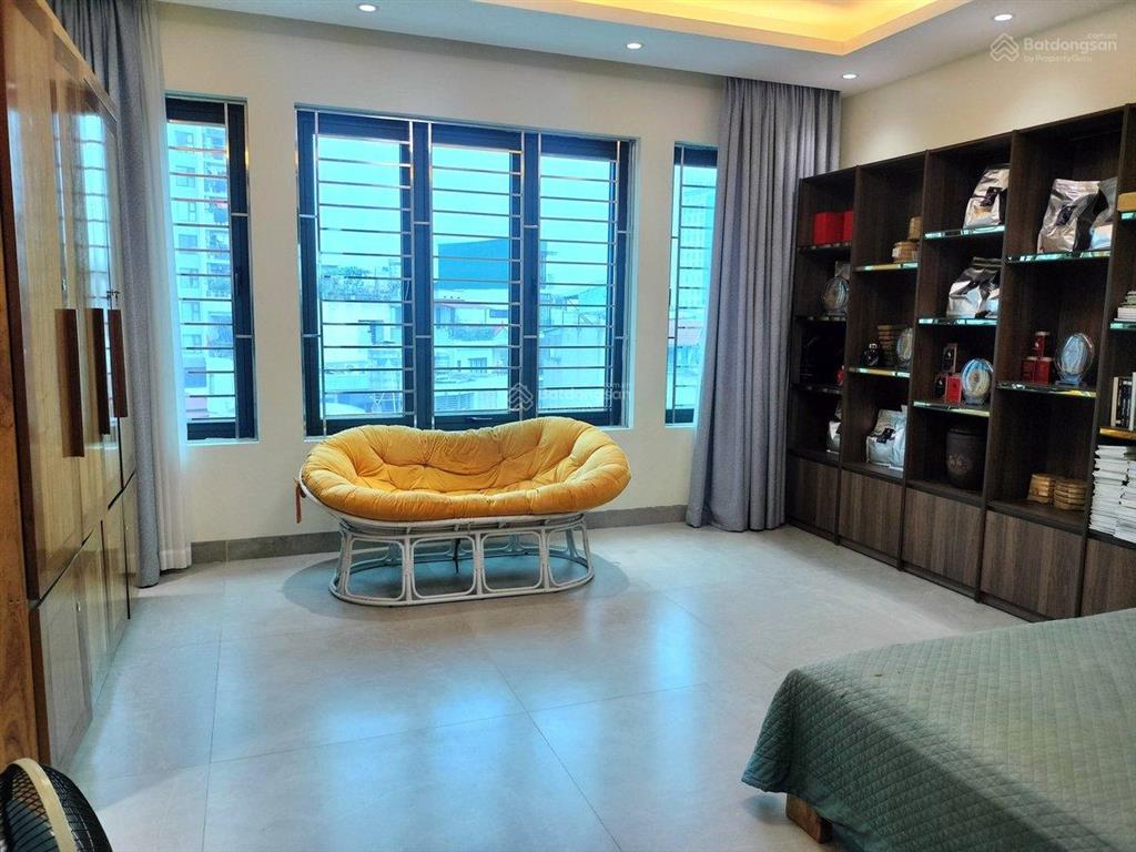 Hiếm!!! chính chủ bán nhà phố lạc long quân, gần hồ tây
100m 6 tầng thang máy ô tô vào nhà.
