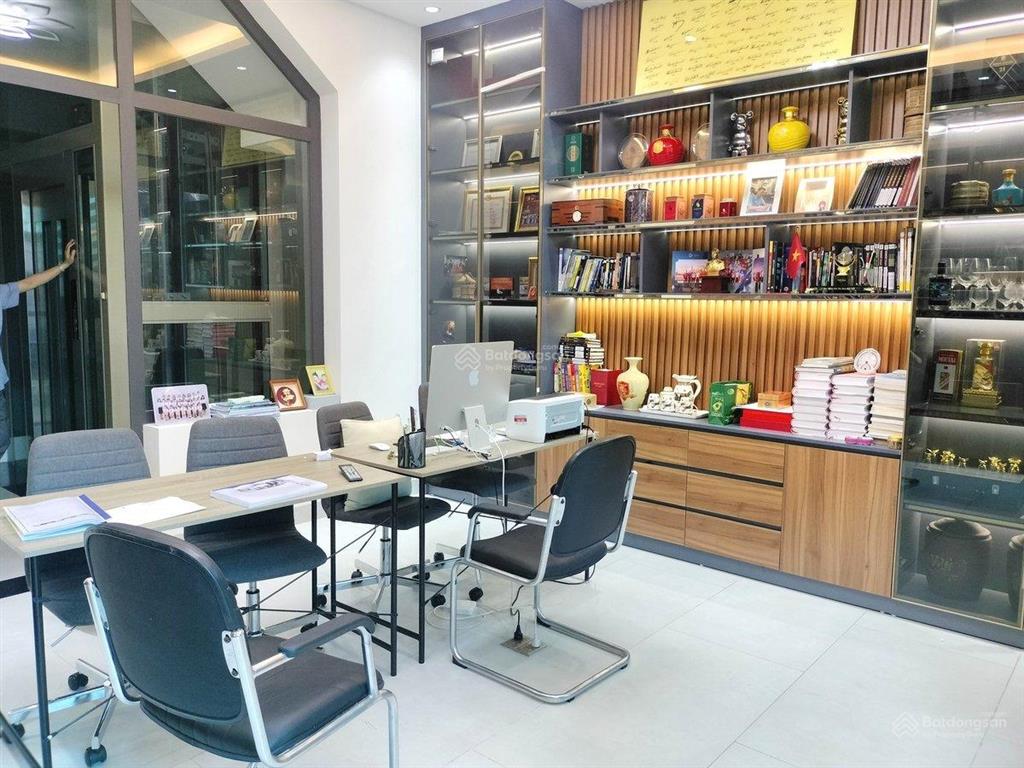 Hiếm!!! chính chủ bán nhà phố lạc long quân, gần hồ tây
100m 6 tầng thang máy ô tô vào nhà.