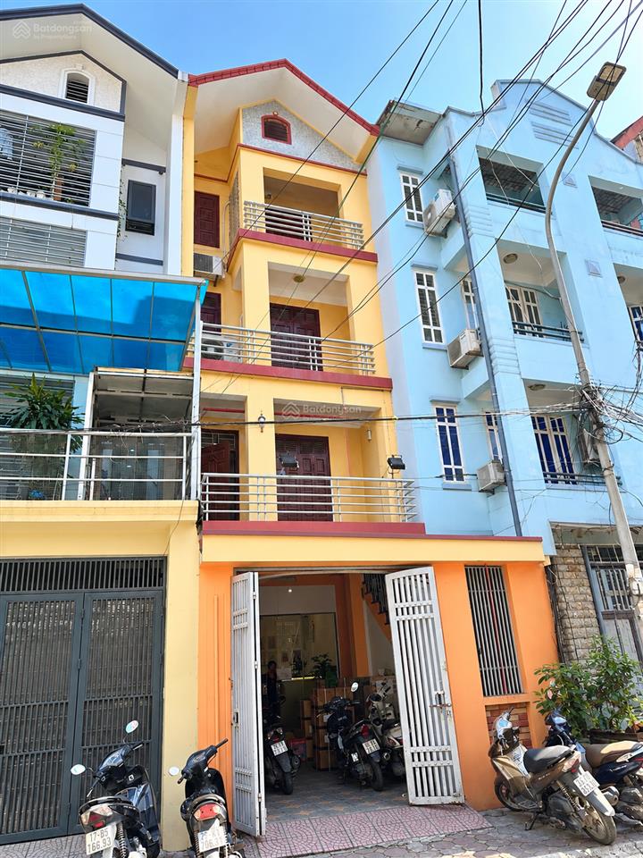 Nhà mặt phố văn quán ô tô đỗ vỉa hè vừa ở vừa kinh doanh nhỉnh 20 tỷ