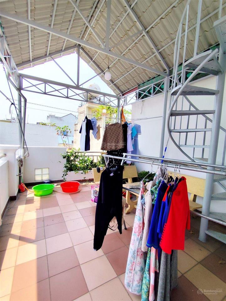 Lạc long quân, quận 11  dt 36m2 3 tầng btct cứng cáp  mới đẹp  nhỉnh 5 đồng.