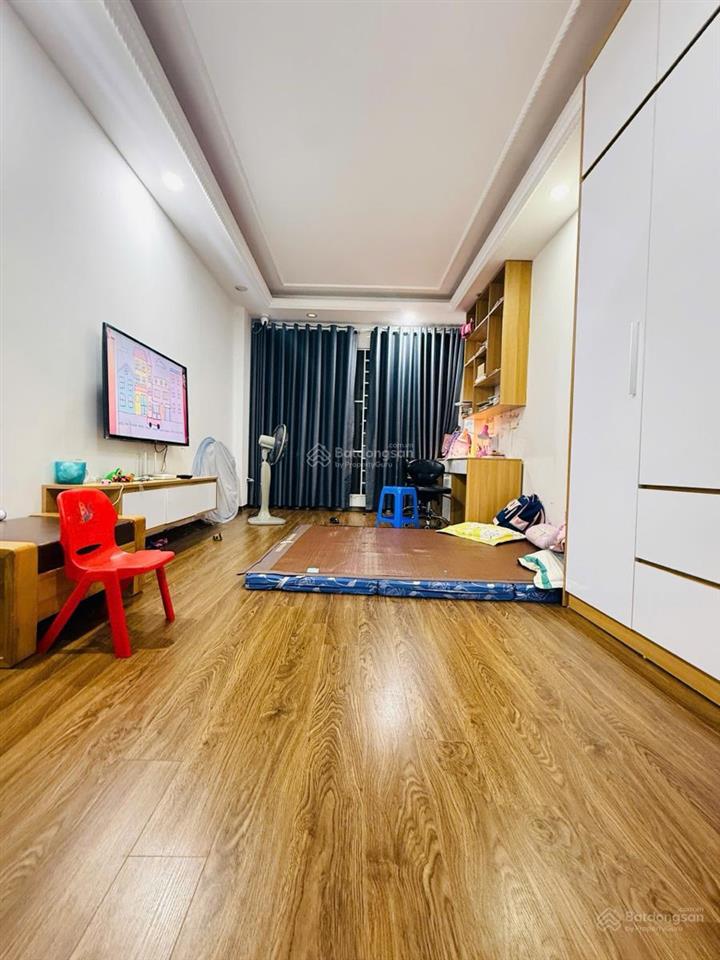 Nhà đẹp ở ngay 5 tầng khung cột chắc chắn
chỉ 10 nha ra mặt phố kim giang ô tô tránh thông các ngả.