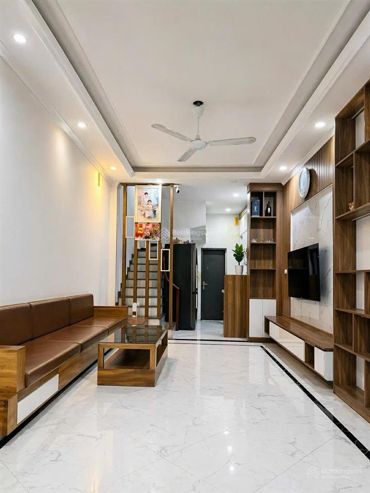 Nhà đẹp ở ngay 5 tầng khung cột chắc chắn
chỉ 10 nha ra mặt phố kim giang ô tô tránh thông các ngả.