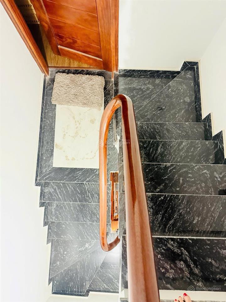Nhà đẹp ở ngay 5 tầng khung cột chắc chắn
chỉ 10 nha ra mặt phố kim giang ô tô tránh thông các ngả.