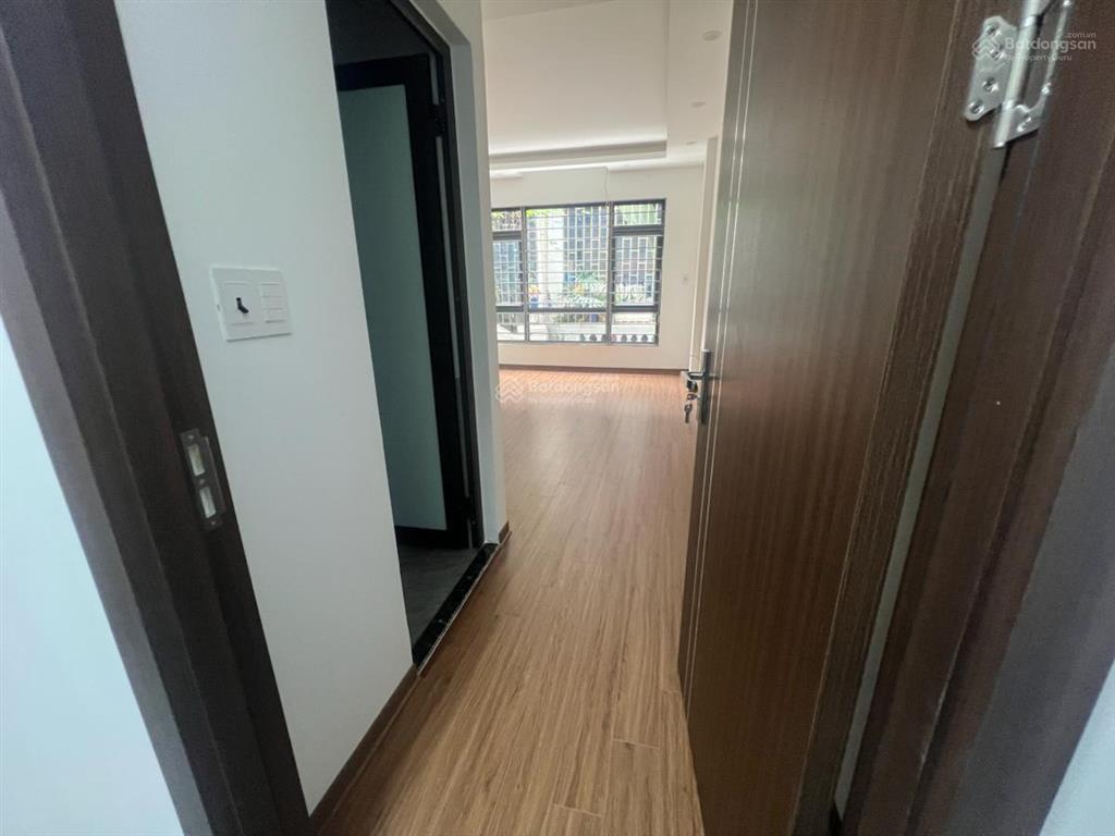 Nhà đẹp ở ngay 5 tầng khung cột chắc chắn
chỉ 10 nha ra mặt phố kim giang ô tô tránh thông các ngả.