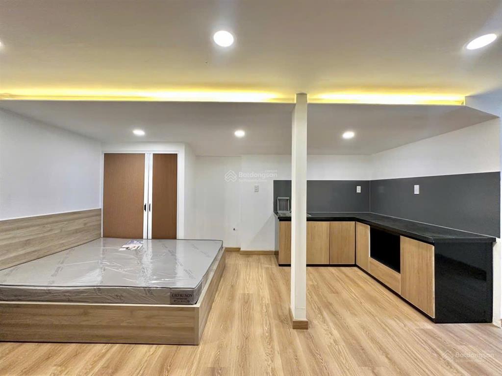 Cho thuê phòng ban công xóm chiếu q4