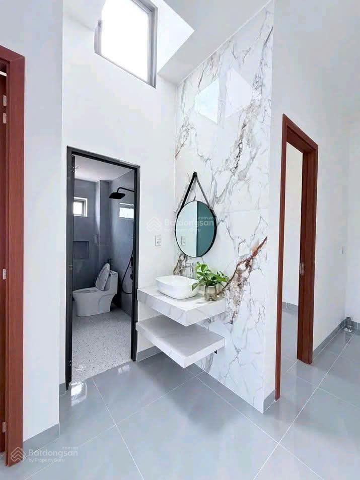 Bán căn nhà mới xây 1 sẹc đường hương lộ 2, giá 1tỷ350