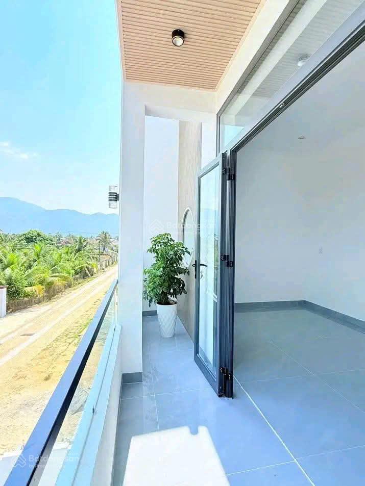 Bán căn nhà mới xây 1 sẹc đường hương lộ 2, giá 1tỷ350