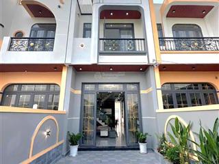 Nhà xây mới 2 tầng gần ubnd xã bến lức giá chỉ 3 tỷ , dt 100m2, nhận nhà ngay.