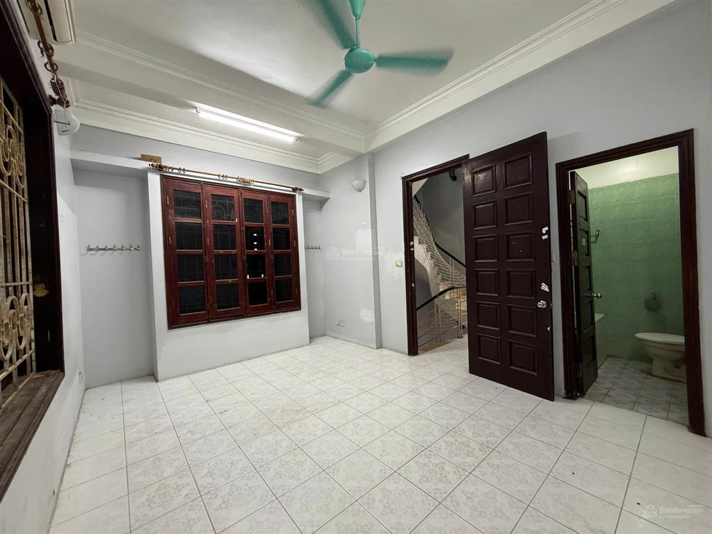 Cho thuê nhà ngõ phố nguỵ như kom tum. diện tích 70m2, 5 tầng, ngõ oto. giá 35 triệu/tháng