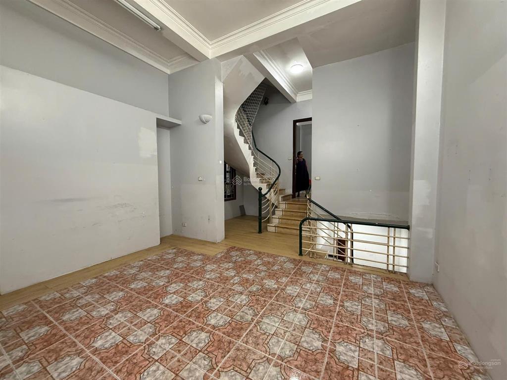 Cho thuê nhà ngõ phố nguỵ như kom tum. diện tích 70m2, 5 tầng, ngõ oto. giá 35 triệu/tháng