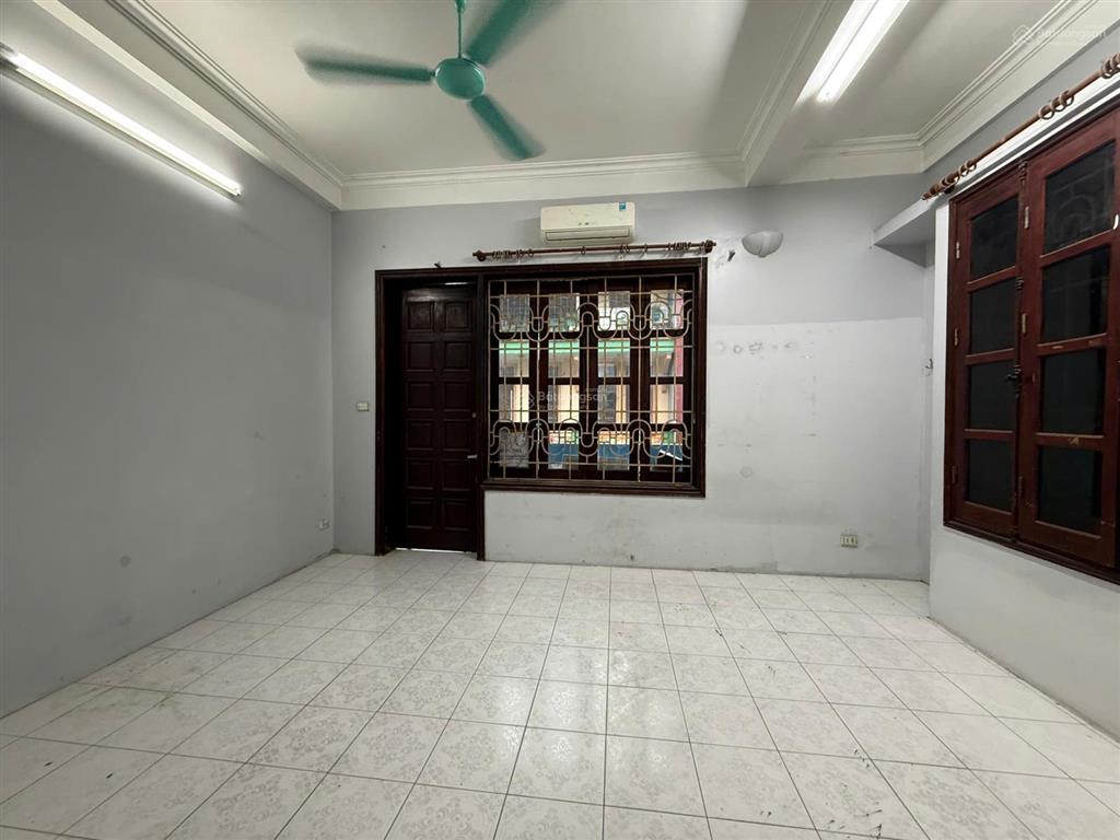 Cho thuê nhà ngõ phố nguỵ như kom tum. diện tích 70m2, 5 tầng, ngõ oto. giá 35 triệu/tháng