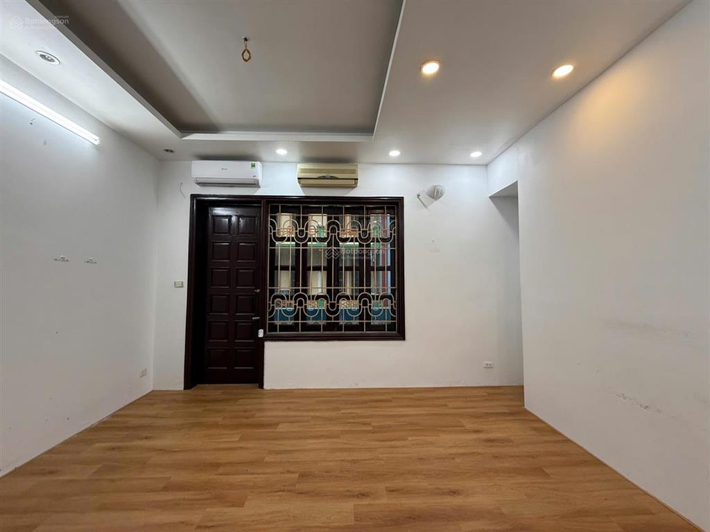 Cho thuê nhà ngõ phố nguỵ như kom tum. diện tích 70m2, 5 tầng, ngõ oto. giá 35 triệu/tháng