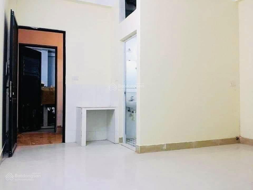 Cho thuê phòng ngõ 155 cầu giấy, 20m2 đủ đồ, có cửa sổ, 3tr/tháng