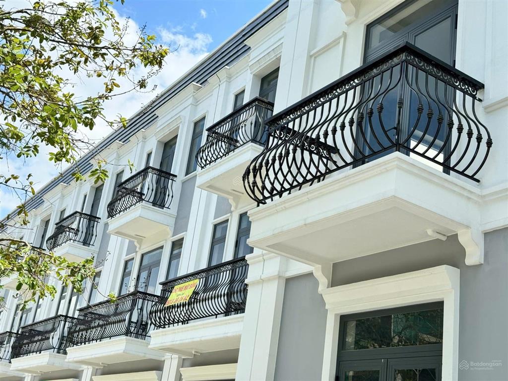 Bán biệt thự tại khu đô thị sinh thái chánh mỹ, 28 triệu/m2, 300m2, giá ưu đãi gồm cả nhà + đất