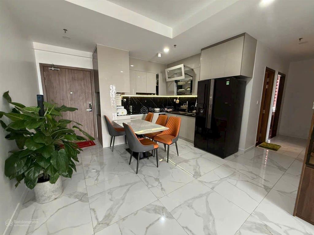 Chính chủ gửi bán căn hộ 3pn2wc 100m2 tặng full nội thất cao cấp , hướng đông nam,view landmark 81